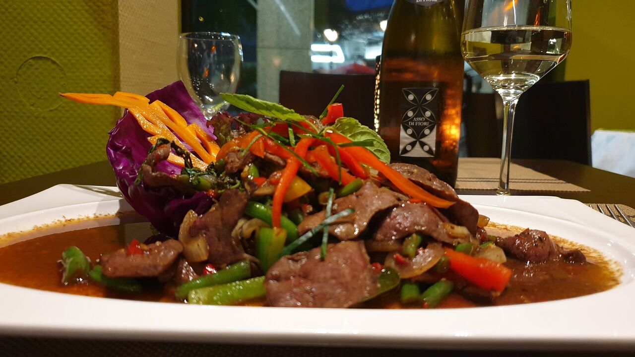 Kalbsleber mit scharfem Thai Basilikum.