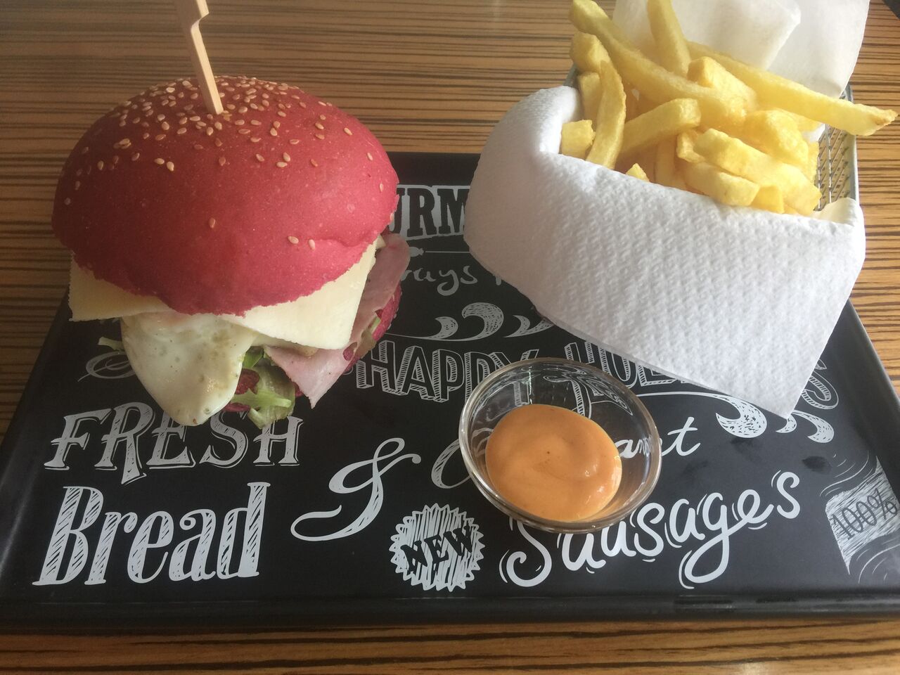 Hambúrguer à Chef ( hambúrguer 120 gr carne , queijo , fiambre, chouriçao , alface , tomate , acompanha batata frita)