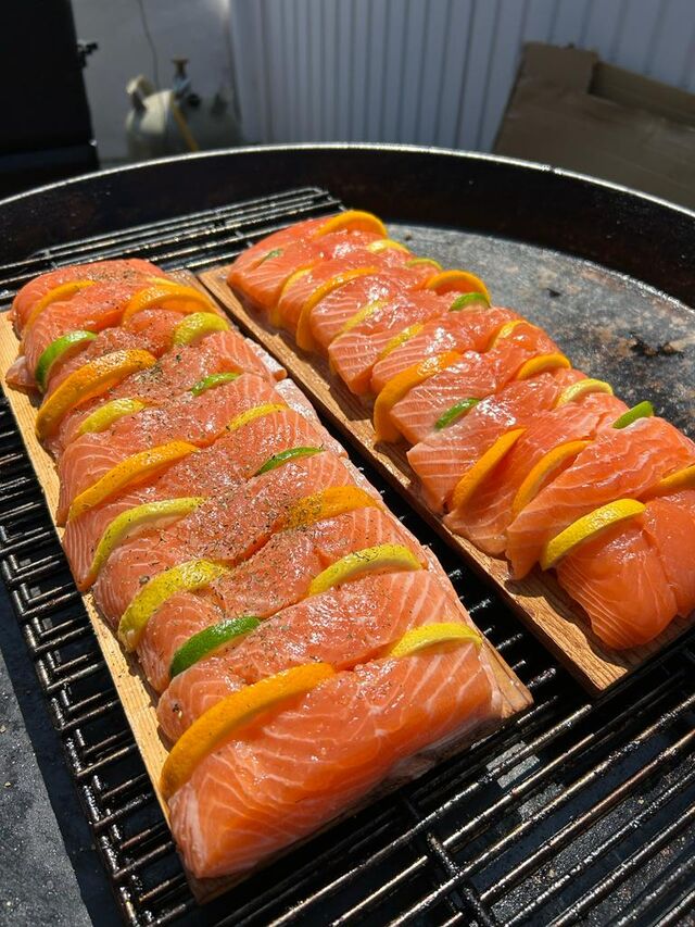 Lachsfilet von der Zedernholzplatte