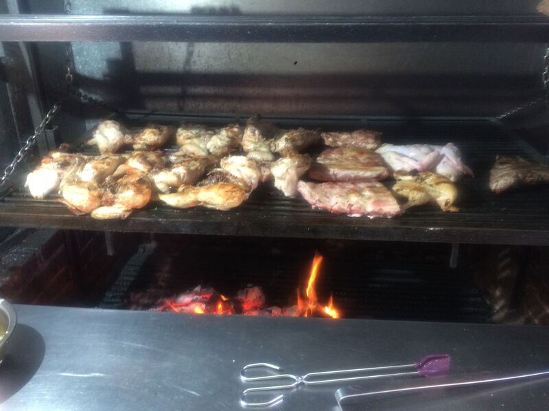 LAS BRASAS DEL CAMPESINO POLLOS , SOLOMILLOS, COSTILLAS, LONGANIZAS DE COCHINO NEGRO, CHORIZOS ARGENTINOS, BUTIFARRAS, ETC