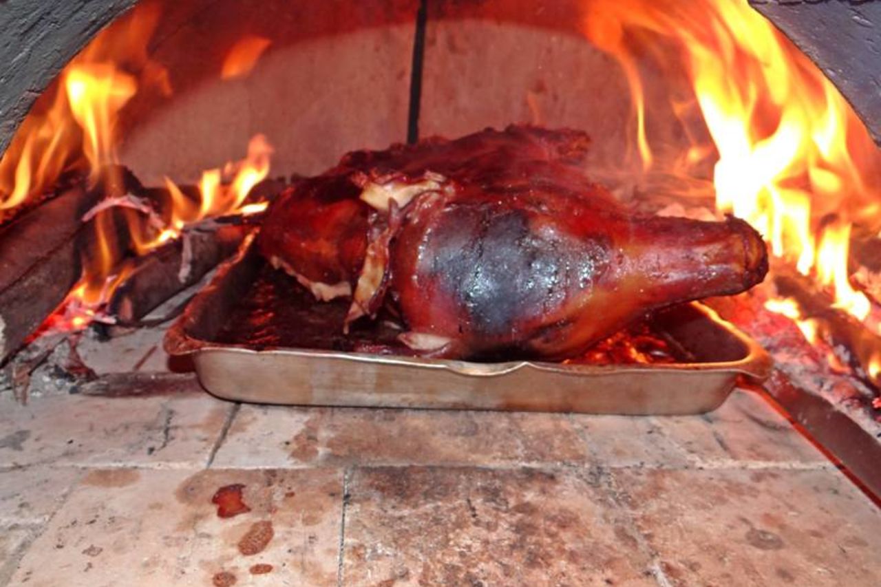 Leitão em Forno a Lenha