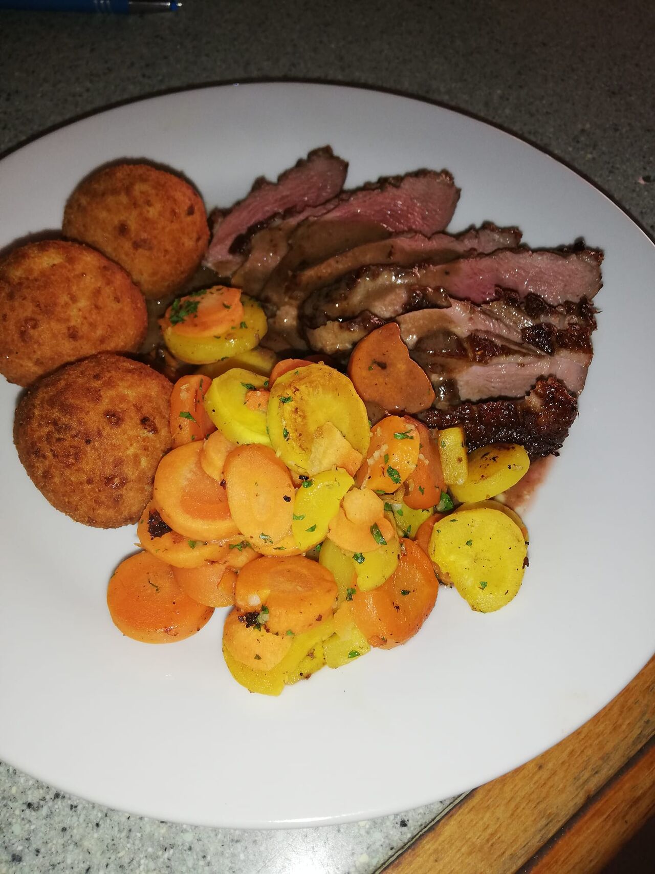 Magret de canard sauce aux poivré pomme dauphine légumes.