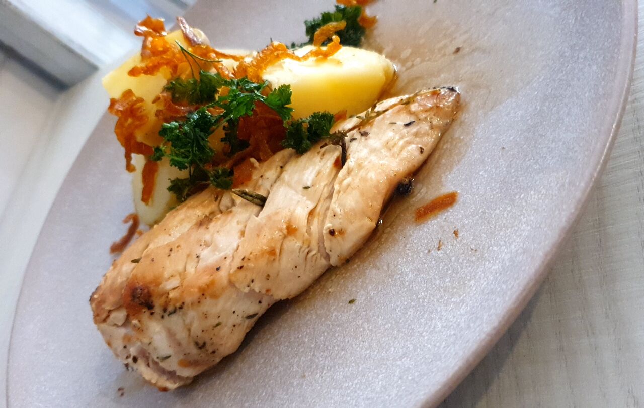 Pechuga de pollo marinada con mantequilla tostada, patatas y chips de zanahoria