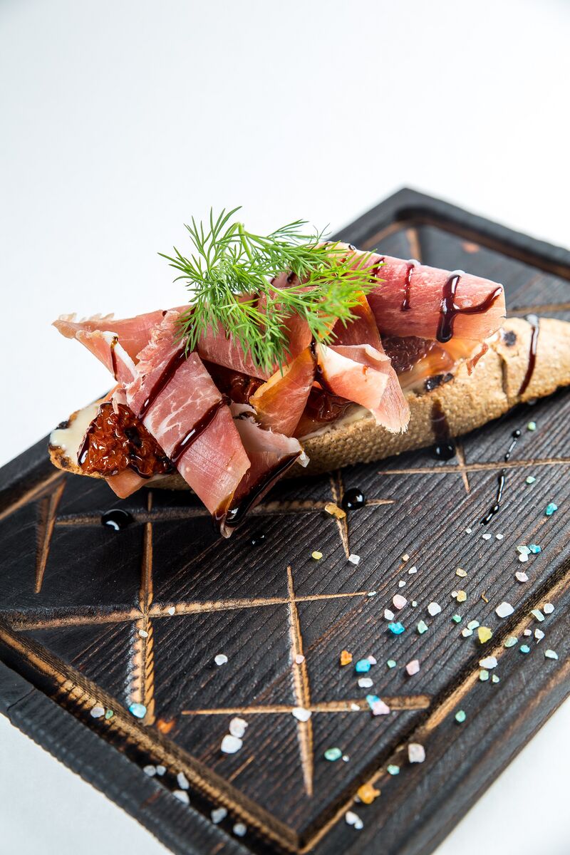 Брускета з прошутто та в’яленим томатом.