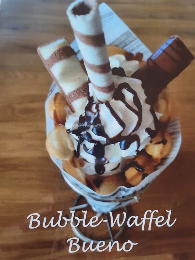 Knusprige Bueno´s in einer warmen Bubble-Waffel mit 2 Kugeln Eis, Genießer kommen auf ihre Kosten.