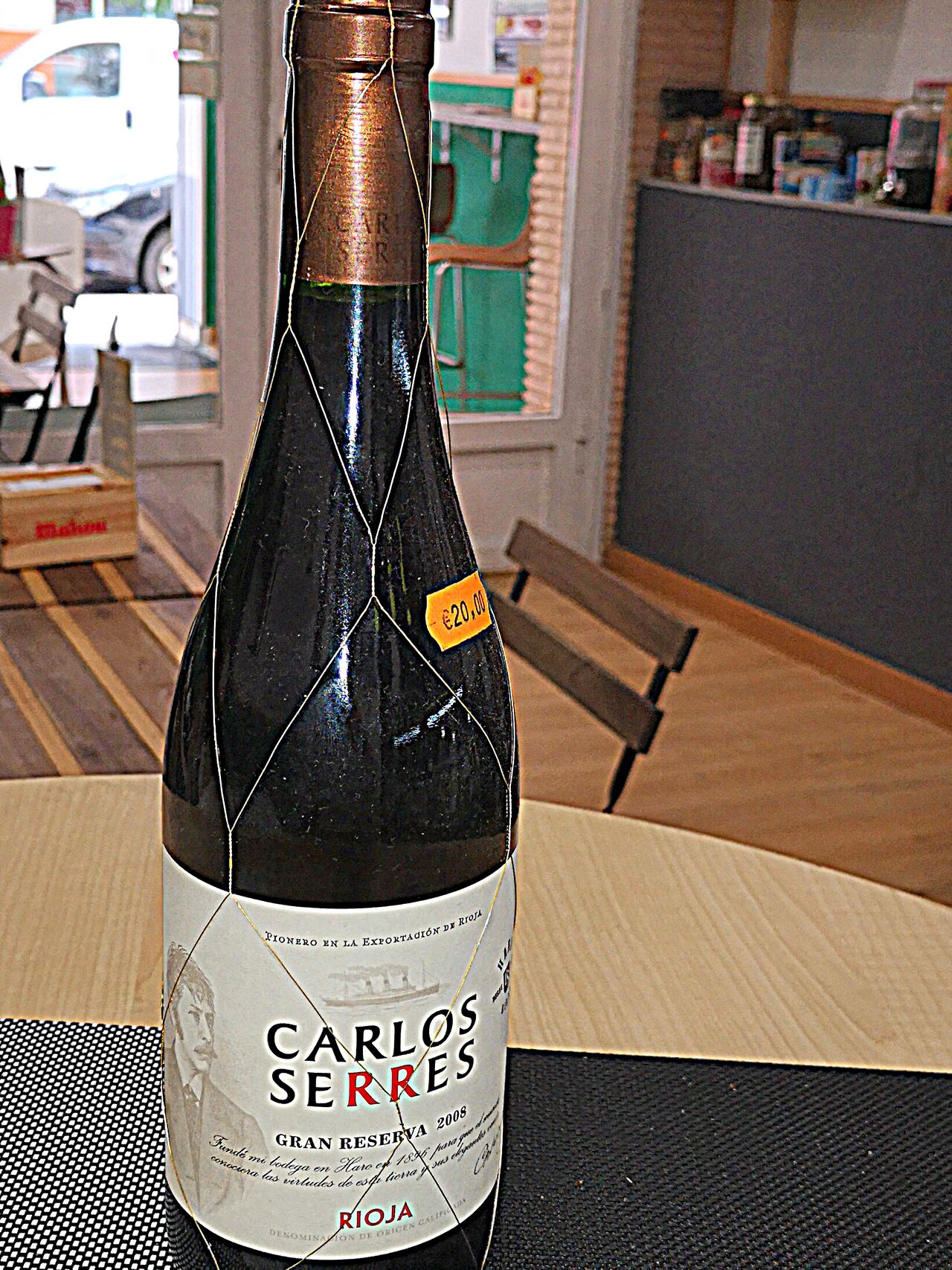 Carlos Serres Rioja. Rojizo untuosidad media. En nariz predomina la pimienta y el tabaco. En boca intenso, con notas especiadas.