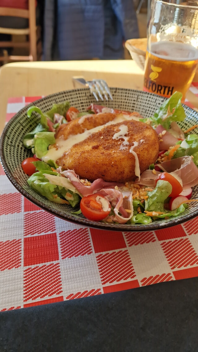 SALADE DE REBLOCHON PANE ,JAMBON CRU ET ÉCLATS DE NOISETTE