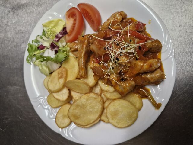 Vepřové a kuřecí nudličky se zeleninovou směsí a dolarky