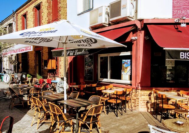 La terrasse en période estivale au p'tit landais en plein cœur des puces de Saint Ouen 