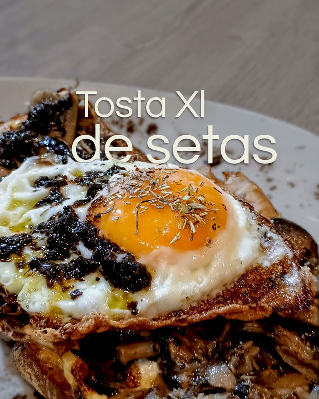 Tosta XL de setas, huevo frito y trufa