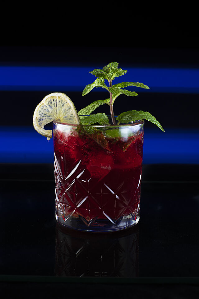 Rosato pink
Ingrédients : Martini rosé, citron vert, menthe, sucre de canne, perrier
Saveur : fruité/fumé
Catégorie : Création