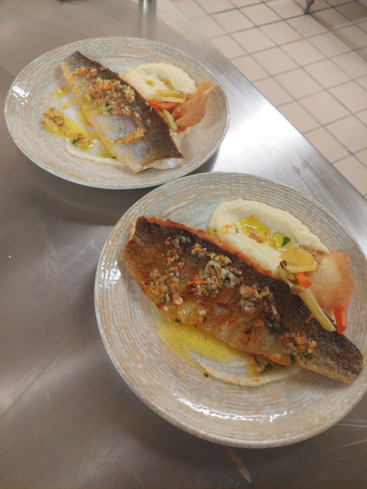 Filet de truite rôtie, huile vierge à la vanille, purée de panais