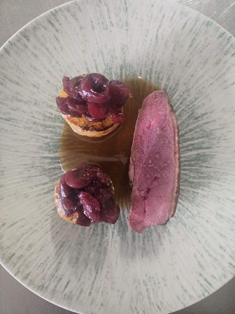 Filet de cannette aux cerises, pommes fondantes