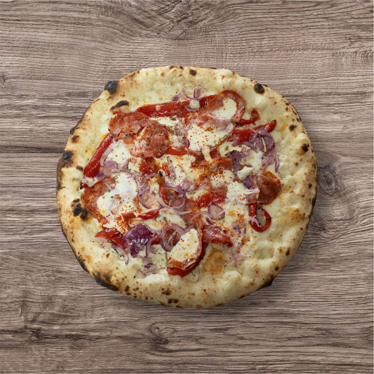 Bomba (new ⭐) ▪ 15€ : crème, fior di latte, spianata piccante, poivrons cuisinés, oignons rouges, tabasco, piment d’espelette