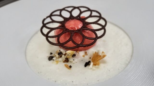 Fantaisie aux fraises, meringue, sorbet fraise, émulsion légère