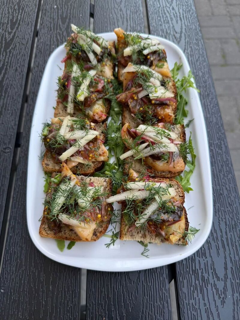 Kanapki ze śledzikiem i śliwkami