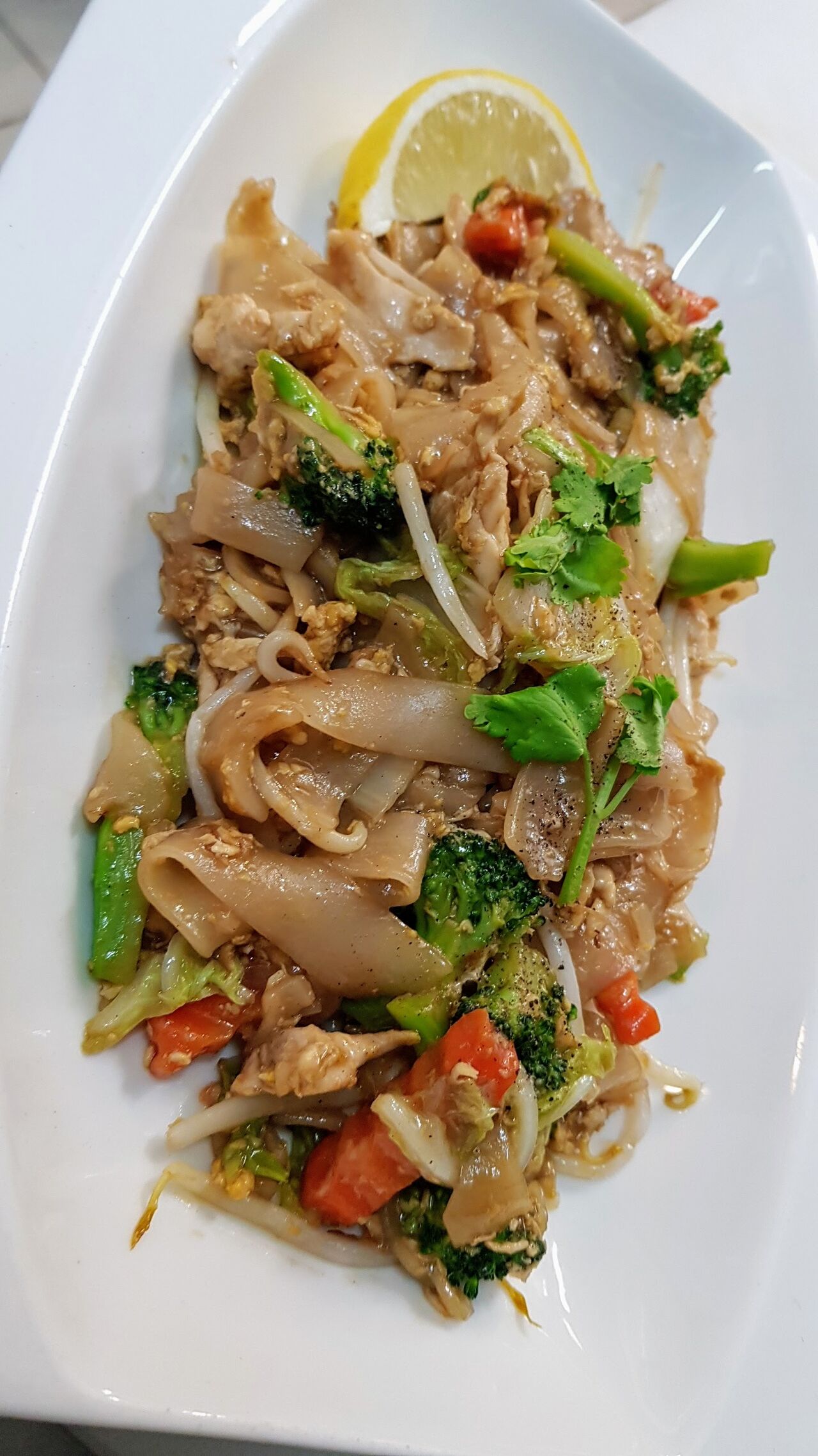 Nr. 19 Gewokte noedels met kip/varkensvlees / scampi’s, ei, groenten op smaak gebracht met zwarte sojasaus 