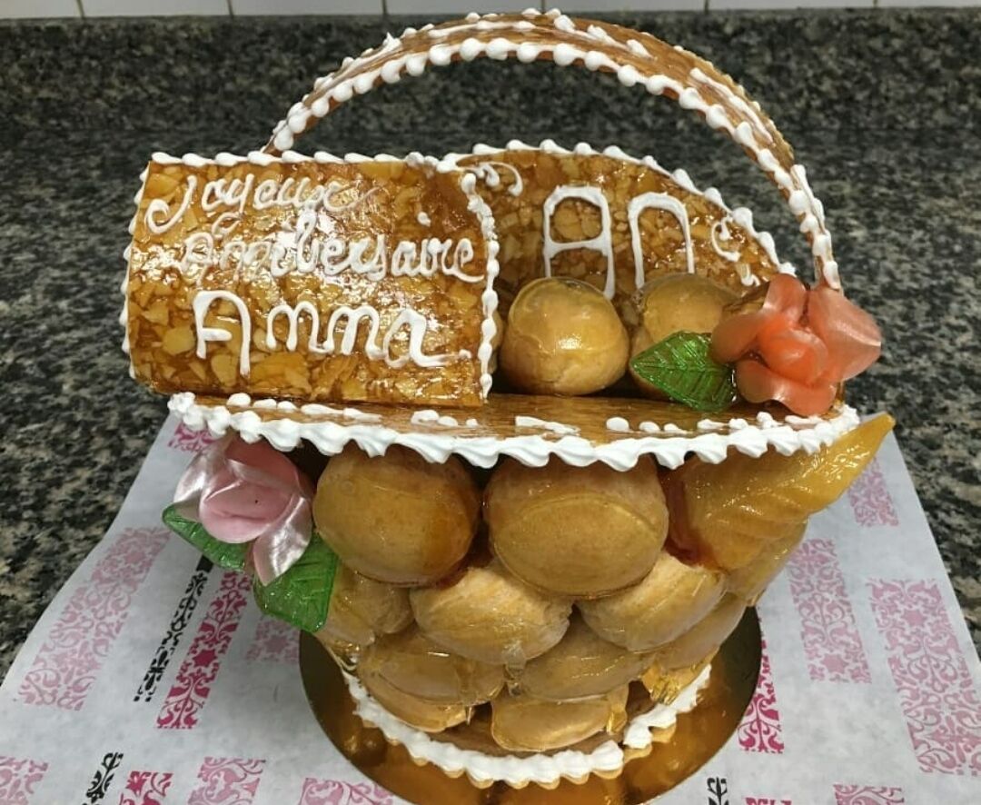 Pièce montée en forme de panier