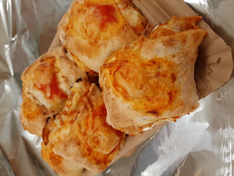 Pizza Pazza (gefüllte Pizzabrötchen)
Verschiedene Sorten ab 5€
1 Portion=6 gefüllte Pizzabrötchen 