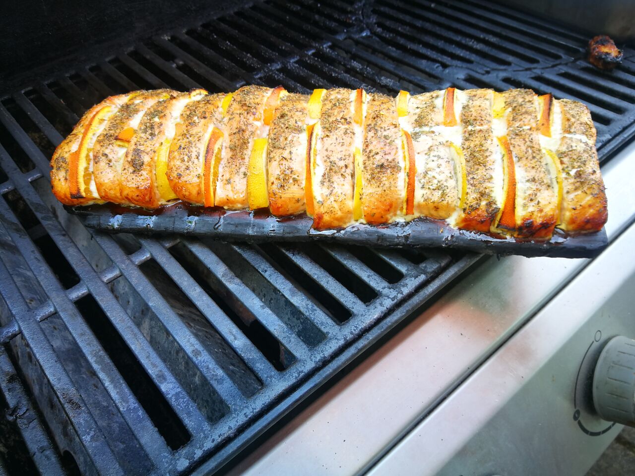 Gesmokter Lachs auf der Zedernholzplatte