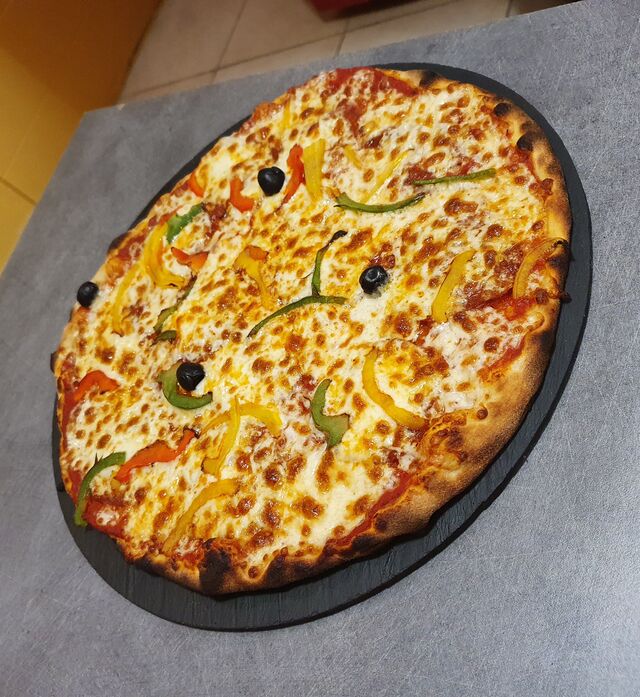 CHORIZO:
Base tomate, chorizo, mozzarella, poivrons, olives.
