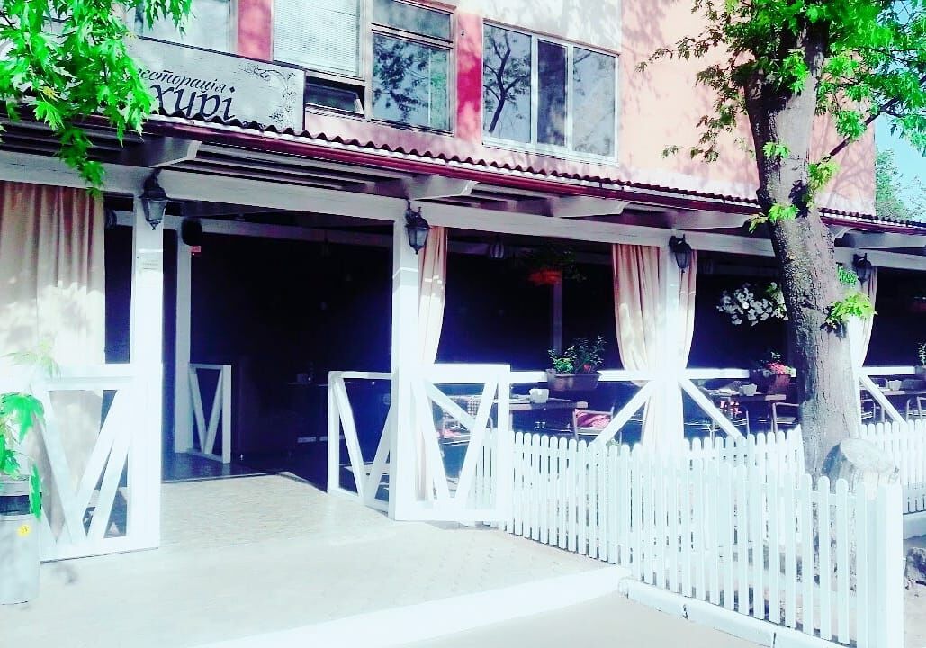 Літня тераса☀️Де ви можете насолоджуватись нашими стравами з вогню? чи чашкою улюбленого напою☕️ Ласкаво просимо? 