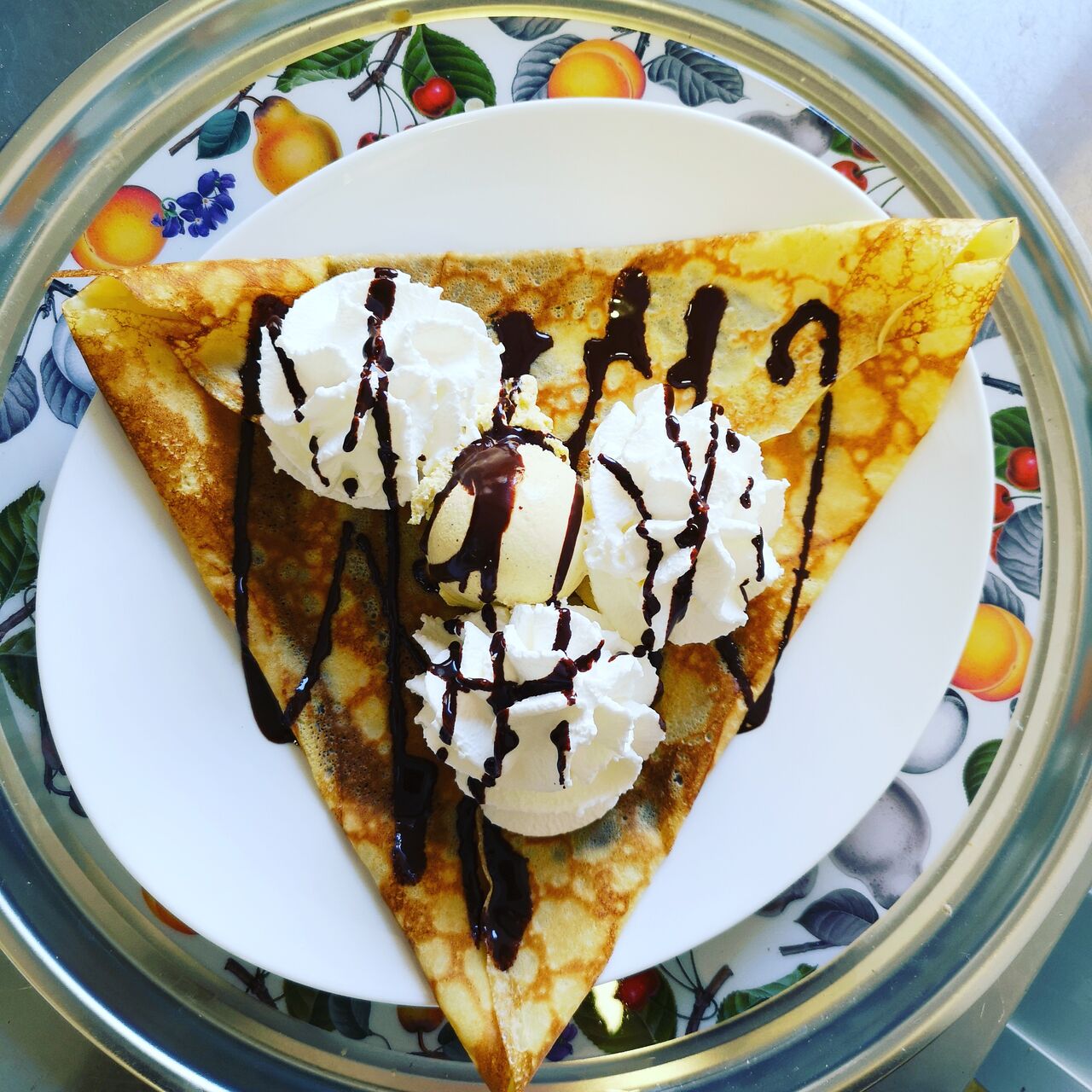 Fraîcheur et gourmandise
Crêpe au chocolat noir chaud maison accompagnée de glace vanille et chantilly 