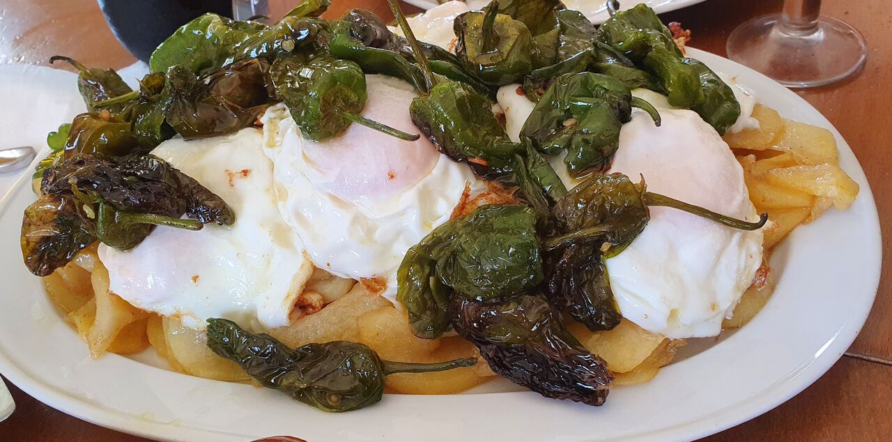 PATATAS PIMIENTOS Y HUEVOS ROTOS