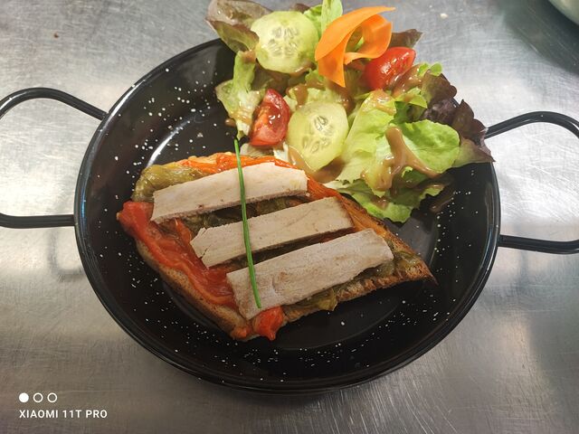 Tartine de poivrons confits et ventrèche de thon