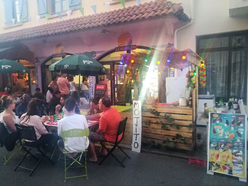 Debut du marché de nuit , ça s ' ambiance !!