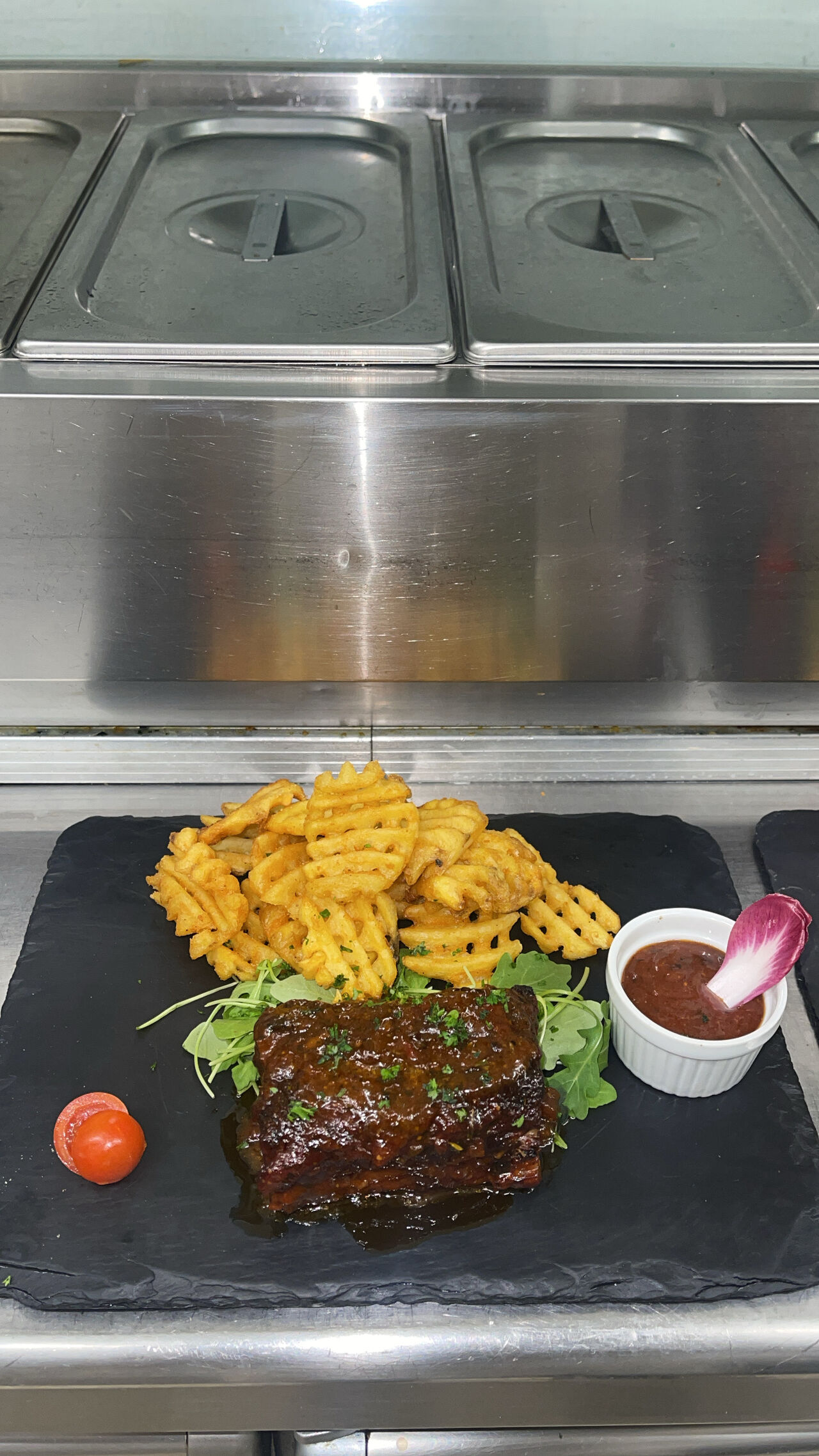 Travers de porc sauce barbecue pesto et ses pommes gaufrette