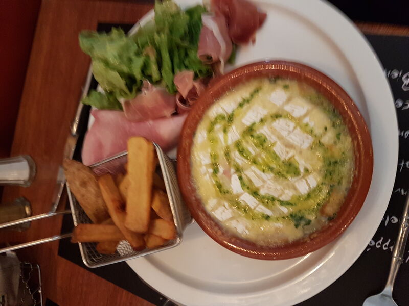 Camembert entier rôti au four servi en plat accompagner d une petite salade...un vrai régale..
.