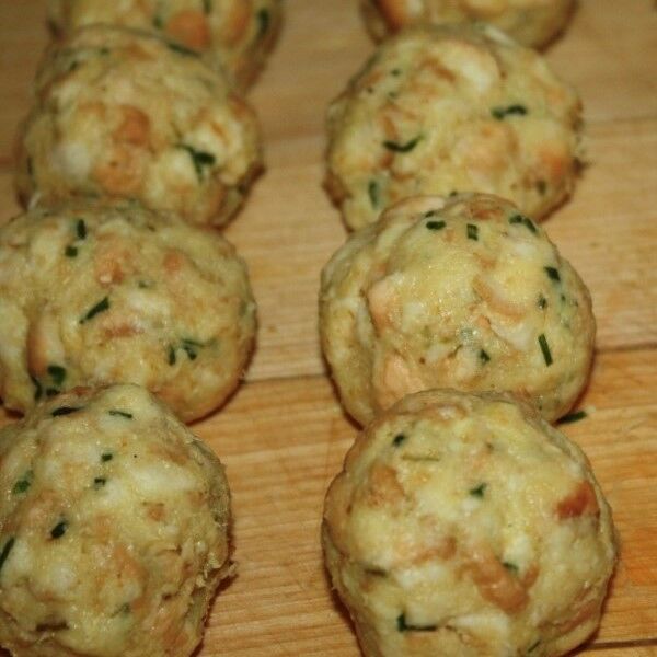 Bramborový knedlík s houskou, petrželkou a uzeným masem / 500g / 88,-Kč