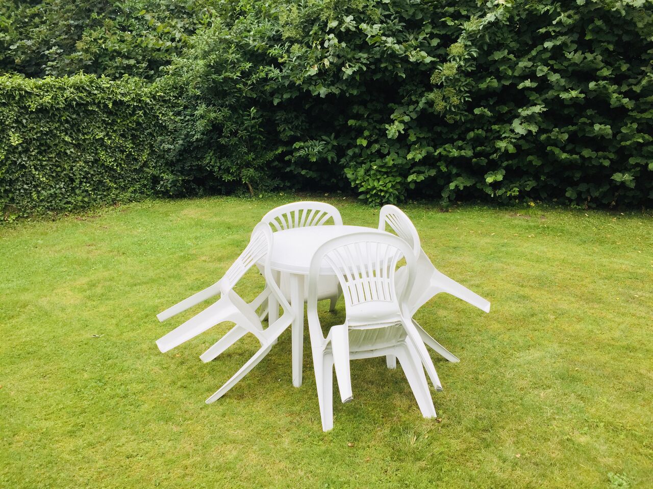 z. B. Frühstück oder Kaffeepause am Nachmittag im Garten