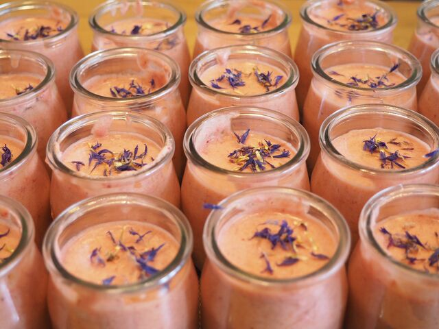 Préparation de mousses à la fraise de Pornic pour un événement privé.