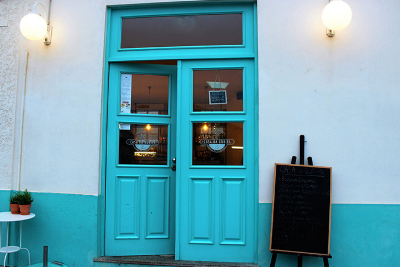 Na Casa da Guripa petisca-se (e bem!) com os olhos postos no mar!