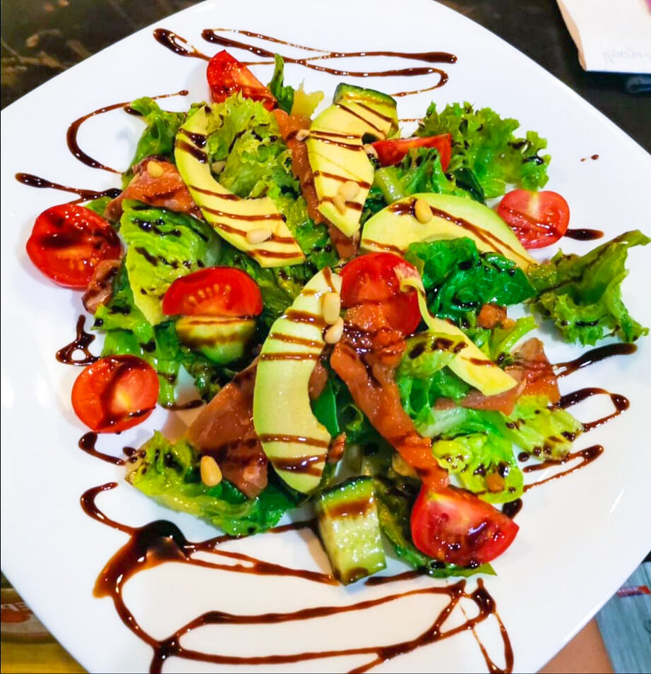 Салат с лососем и авокадо 