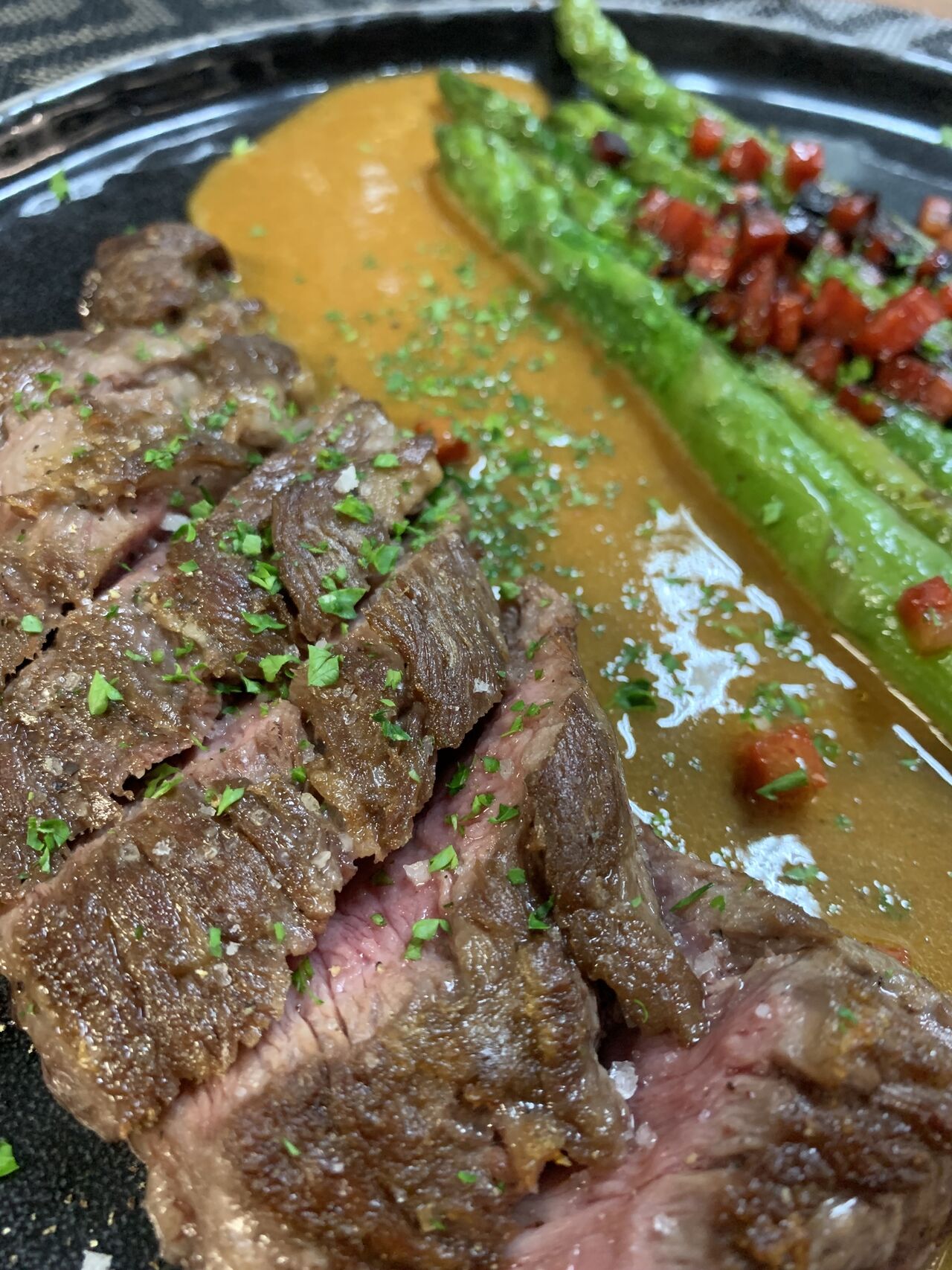 La Pluma Ibérique Bellota Sauce Chorizo et Asperges
