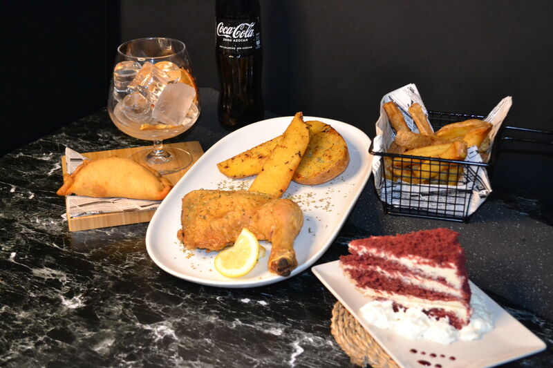 Trasero de pollo asado con papas 