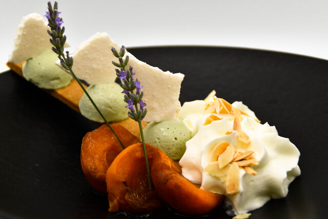 Abricots pochés à la lavande, sablé au beurre, crémeux glacé à la pistache