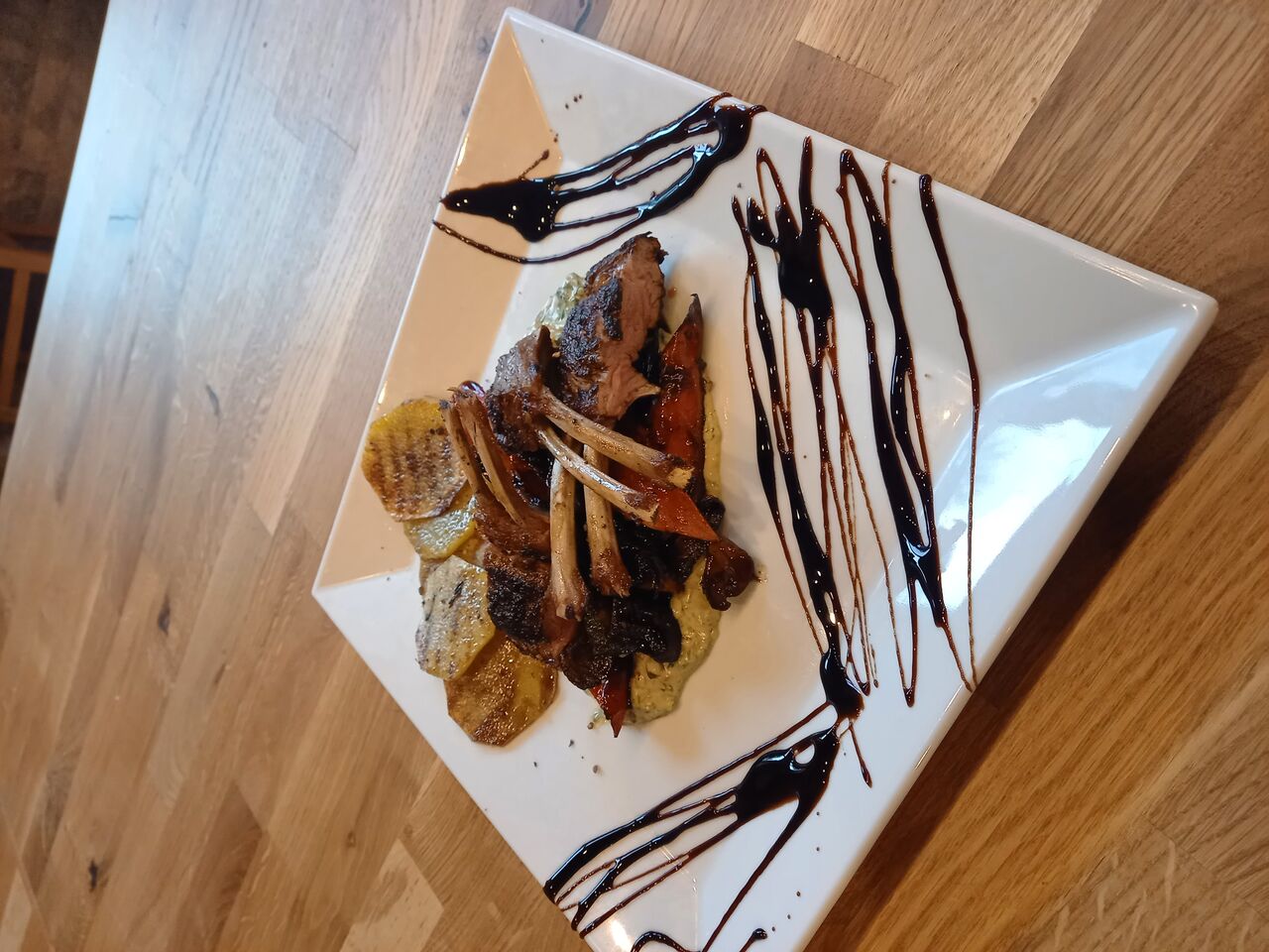 Lammkronen mit gegrilltem Gemüse und Bratkartoffel