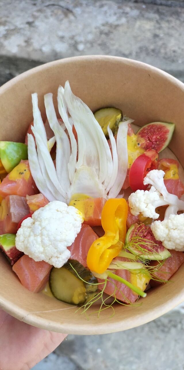 Le saumon fumé. Dés de saumon fumé maison, pickles de légumes et vinaigrette passion, agrumes. Une fraicheur pour les papilles !