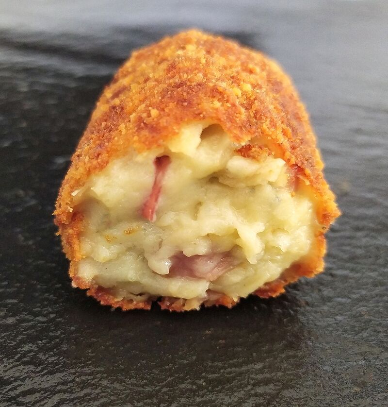 CROQUETAS DE LACÓN Y QUESO AZUL. Cajas de 12 unidades (700 gr. aproximadamente) (producto congelado)