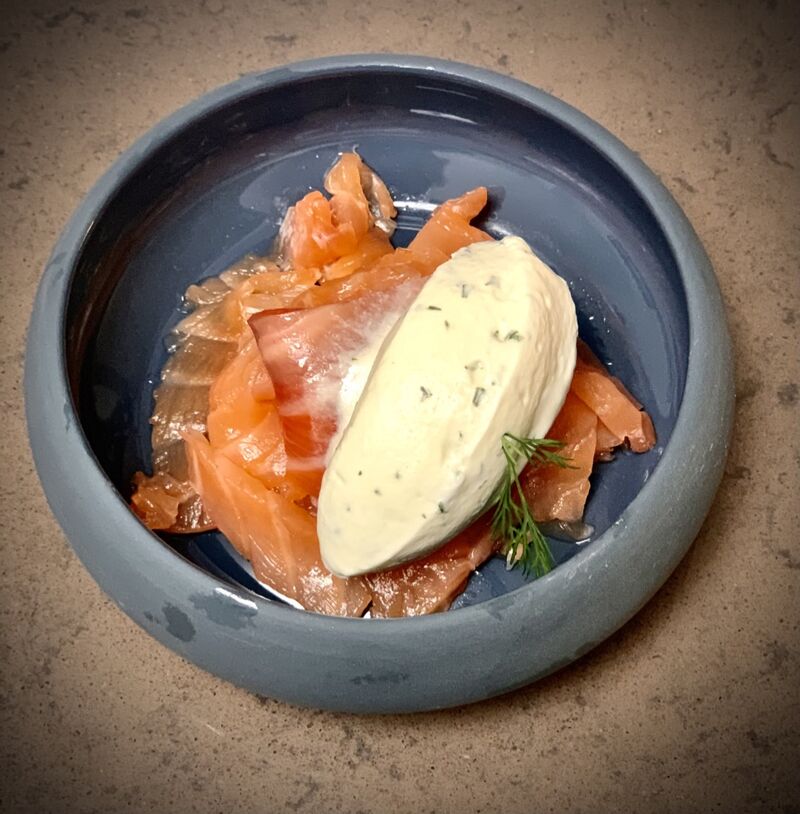 Saumon Gravlax, quenelle de crème montée au citron et à l'aneth de Zoé et Guillaume