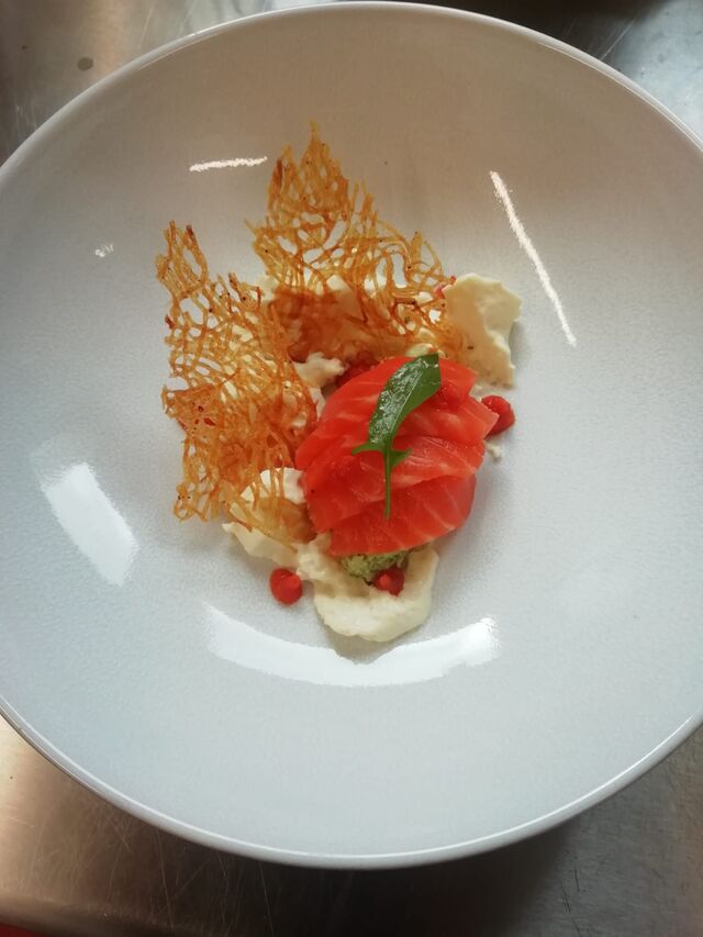 Mousse de brocolis du GAEC de Chantarot,
espuma de pommes de terre fumé et truite marinée
et condiment de tomates citronnées