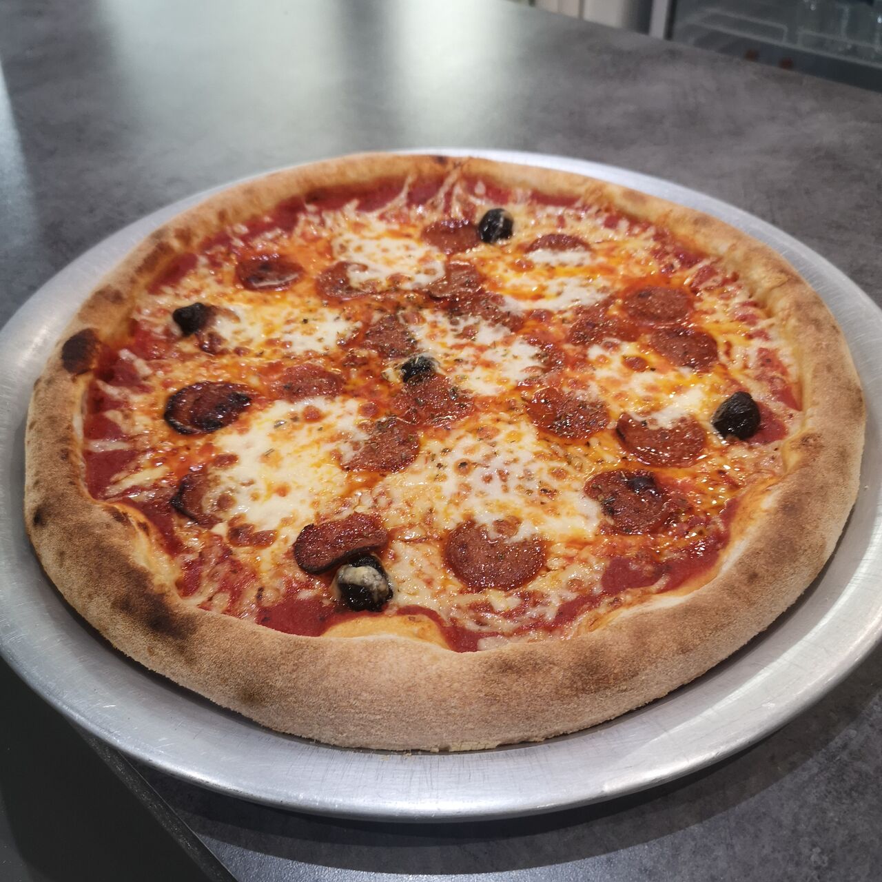La pepperoni (base de sauce tomate, emmental, pepperoni, mozzarella
