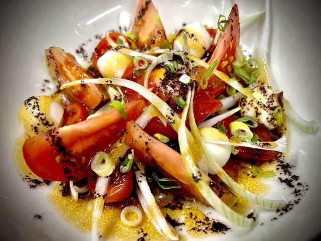 Ensalada de tomates con mozzarella y oliva negra