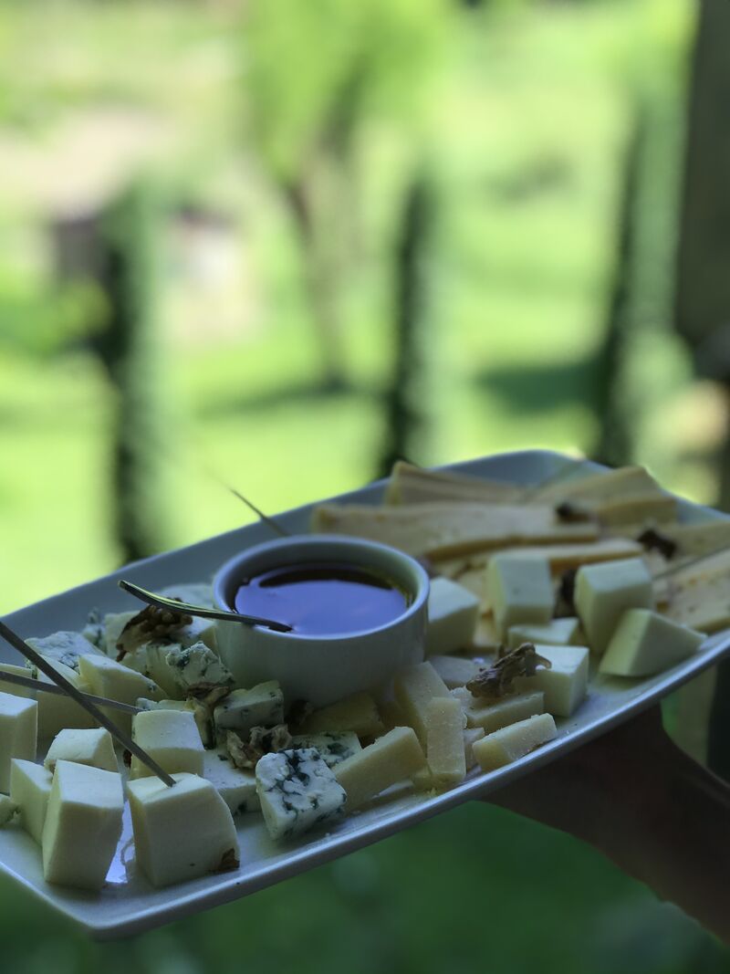 Плато благородних сирів