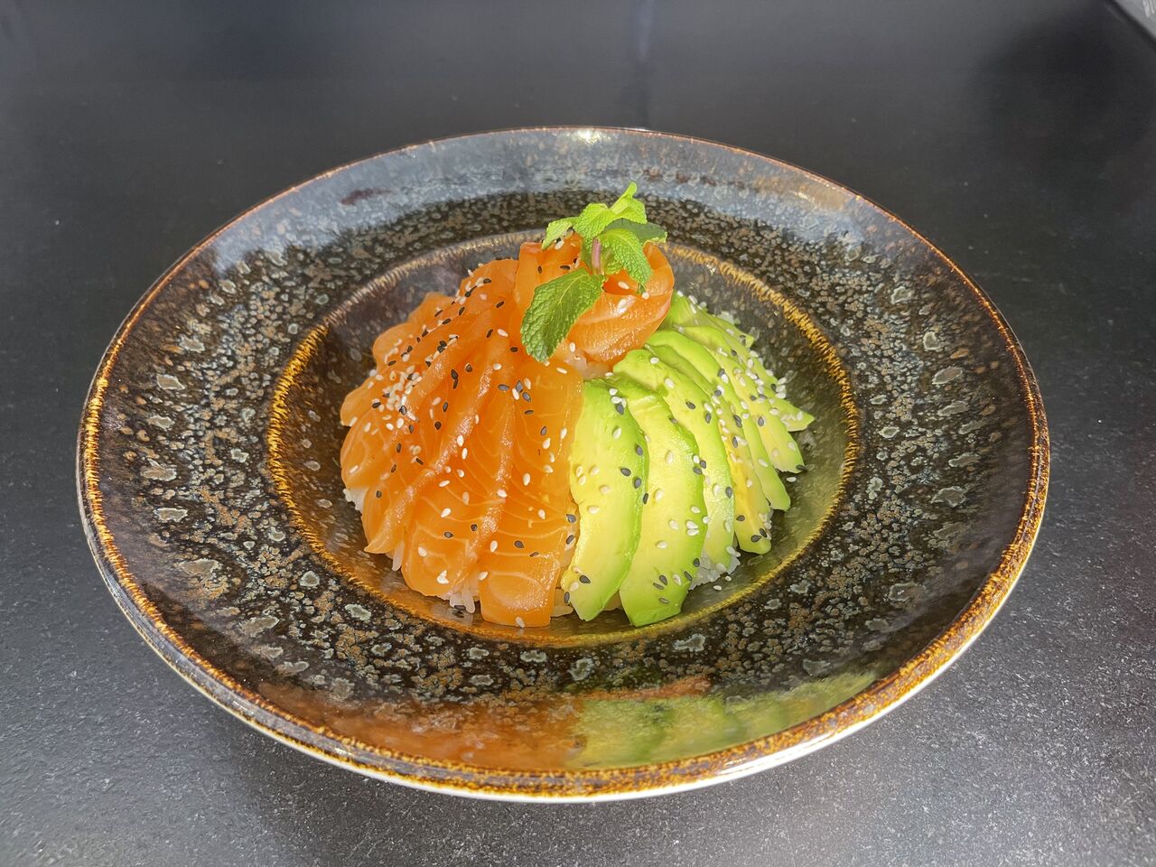 Chirashi saumon avocat