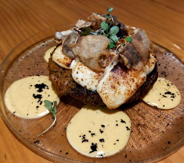 Seta Portobello rellena de atún rojo y calabaza al ajillo con velo de queso provolole fundido
